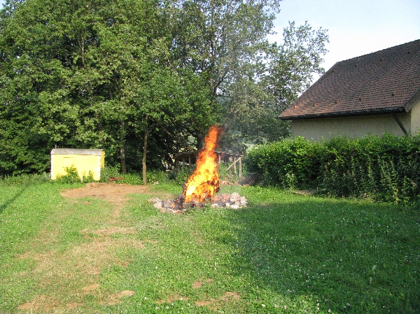 Bei Eintreffen der Einheiten brannte die Holzhütte bereits in voller Ausdehnung